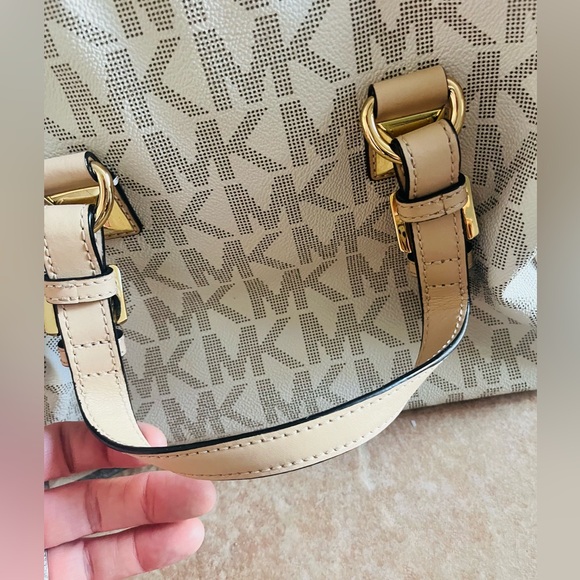 Michael Kors Grayson medium satchel w/matching checkbook cover - Picture 9 of 14